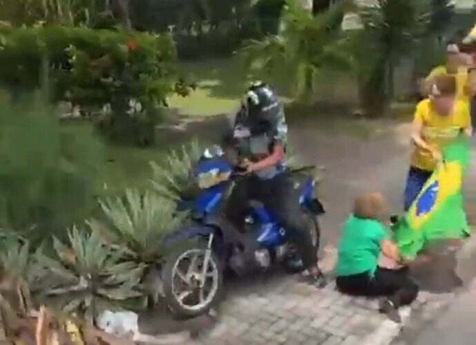 Motocicleta invade calçada e atropela idosa durante carreata de