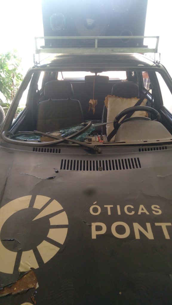 WhatsApp-Image-2023-11-19-at-13.57.39-576x1024 Ataque de fúria: homem quebra vidros do veículo de “Véi do carro de som” em Monteiro